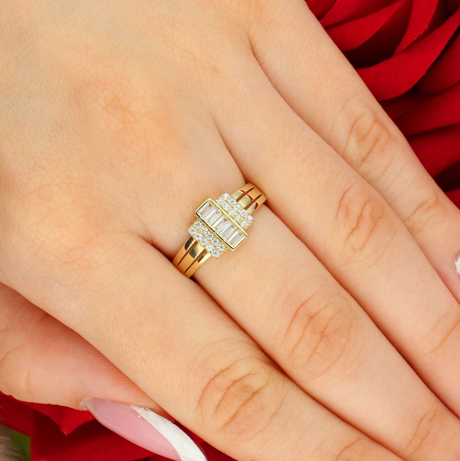 Złoty pierścionek damski 375 wysadzany cyrkoniami – duży, błyszczący.jpg